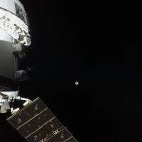 La cápsula Orion de la Nasa durante su trayectoria hacia la Luna en la misión Artemis II, la primera tripulada en rodear el satélite natural desde el programa Apolo. FOTO: Nasa/AFP