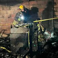 Personal del Cuerpo de Bomberos de Medellín apagaron las llamas y ayudaron en la recuperación del cadáver de la víctima de esta emergencia. FOTO: CORTESÍA