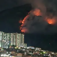 El incendio en el Cerro Quitasol continúo activo durante la noche y se ha extendido cada vez más. Foto: EL COLOMBIANO.