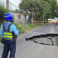 Hueco en la vía en Villa Hermosa, Medellín. Foto: cortesía