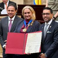 Así fue la ceremonia en la que se le otorgó la medalla a Gloria Patricia Jaramillo, conocida como Tyche en redes sociales. Foto: cortesía.