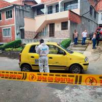Dentro de este taxi ocurrió el asesinato de Gabriel Jaime Rave Rodríguez, de 67 años, hechos por los que un joven fue capturado en un centro asistencial y al otro su mamá lo puso a disposición de las autoridades. FOTO: ANDRÉS GARCÍA HERNÁNDEZ