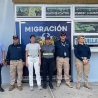 Este es el momento de la captura de alias Gokú y Kata, eran requeridos por la justicia de Venezuela por delitos como trata de personas, hurto agravado y homicidio. FOTO: Cortesía Migración Colombia