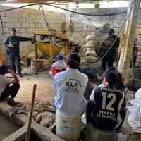 Las autoridades llegaron hasta un socavón en la parte alta de la ladera occidental de Girardota, donde encontraron elementos para la minería ilegal. FOTO CORTESÍA POLICÍA METROPOLITANA