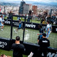 Alexander 00 y otras figuras del fútbol callejero colombiano hicieron parte del histórico encuentro disputado en lo más alto de la Torre Colpatria. FOTO CORTESÍA
