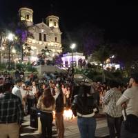 La noche del sábado 9 de mayo, un día después de que encontraran su cuerpo, se realizó una velatón en el parque principal Epifanio Mejía de Yarumal. Foto: Mariano Herrera