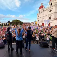 Paloma Valencia durante su cierre de campaña en el parque de Rionegro, acompañada por el expresidente Álvaro Uribe Vélez y ante una multitud de simpatizantes. Foto Cortesía. 