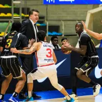 Kevin Mickel con el balón en la mano, durante el duelo entre Paisas y Nacional de Uruguay en el Iván de Bedout, por la primera jornada de la serie de cuartos de final de la BCL. FOTO CAMILO SUÁREZ 