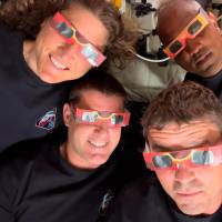 Chrstina Koch, Jeremy Hansen, Reid Wiseman y Victor Glover usaron protección para sus ojos en momentos clave del eclipse solar que presenciaron durante su sobrevuelo lunar. FOTO: Cortesía Nasa