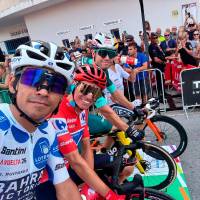 Santiago Buitrago volvió a mostrarse combativo y sumó seis puntos en el Alto de la Venta Cebada para mantenerse como líder de la montaña. En la imagen, el colombiano, izquierda, posa con otros protagonistas de la carrera, Enric Mas y el ganador de la etapa 13, Wout van Aert. FOTO: X-@lavuelta