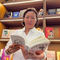 Ella es Keum Suk Gendry-Kim, novelista gráfica coreana autora del cómic Hierba. Es una de las invitadas especiales de la Fiesta del Libro y la Cultura 2026. FOTO: Cortesía