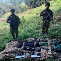 En el lugar había 14 explosivos improvisados y fueron destruidos de manera controlada mediante el método de activación por presión. FOTO: EJÉRCITO