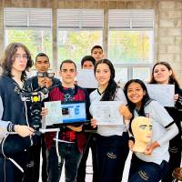 El equipo está conformado por siete estudiantes y un docente líder. FOTOS Cortesía