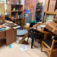 Así de desordenado quedó el salón a donde penetraron los ladrones en la escuela El Romeral, de Guarne. FOTO: CORTESÍA