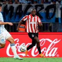 Edwuin Cetré campeón con Estudiantes de la Plata en el fútbol argentino. El colombiano ganó el pulso de cafeteros sobre Duván Vergara de Racing. FOTO TOMADA X@EdelpOficial