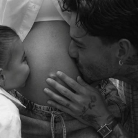 Maluma, Paris y Susana Gómez compartieron una tierna fotografía para anunciar la llegada de un nuevo integrante a la familia. Foto: redes sociales @maluma