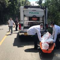 Los agentes de la Sijín de la Policía Metropolitana realizaron la inspección al cuerpo sin vida de Juan Alberto Gómez Martínez, de 47 años, en el barrio El Salado, de Medellín. FOTO: EL COLOMBIANO