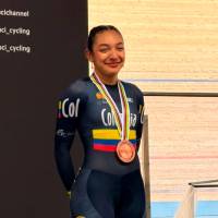 Manuela Loaiza Zabala celebra la medalla de bronce conquistada en el sprint del Campeonato Mundial Junior de Ciclismo de Pista, en Bélgica. FOTO CORTESÍA FEDECICLISMO