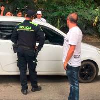 Dentro de este vehículo de aplicación fueron baleados dos presuntos integrantes del grupo delincuencial Los Chivos, quienes habían tomado el automotor en el corregimiento Altavista, de Medellín. FOTO: LAURA ROSA JIMÉNEZ VALENCIA
