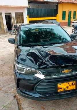 El vehículo involucrado en el accidente fue hallado en un barrio de San Gil este domingo. FOTO: COLPRENSA