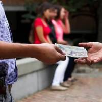 La mujer de 22 años al parecer contactaba a las niñas para que le prestaran servicios sexuales al adulto mayor. FOTO ILUSTRACIÓN: EL COLOMBIANO