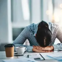 Mujer con signos evidentes de estrés laboral. FOTO: iStock