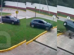 La mujer tuvo que ser rescatada porque quedó atrapada al interior del vehículo. FOTOS CAPTURA DE PANTALLA