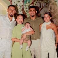 Daniel Muñoz (padrino), Geraldine Ponce, Luis Díaz y Manuela Jiménez (madrina) en el bautizo de Fernando Díaz Ponce, hijo menor del delantero de la Selección Colombia. FOTO TOMADA INSTAGRAM 