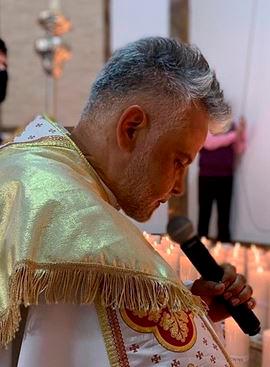 El sacerdote Óscar Restrepo durante una de sus homilías. FOTO: Cuenta de Facebook de la iglesia San Ignacio de Antioquía de El Trianón.