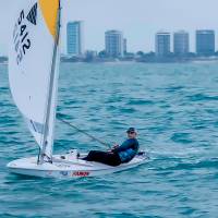 Simón Gómez es el primer colombiano en salir Campeón Mundial de Sunfish. Foto: tomada de redes @ortizsimongomez.