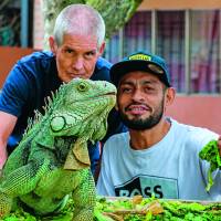 Guillermo López heredó el cuidado de las iguanas de su papá, Arturo López. Según sus cuentas, en el parque puede haber cerca de 50. En otras épocas, se podían contar hasta 100. FOTO Manuel Saldarriaga