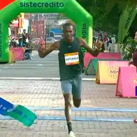 El keniata Erik Kiptanau ganador de la Maratón Medellín, cruzando la meta de la competencia que contó con 6.700 participantes en los 42k. FOTO: Tomada de video.