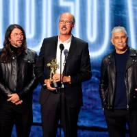 Dave Grohl, Krist Novoselic y Pat Smear subieron a recibir el premio. A la derecha, Smear subió fumando. FOTO Getty