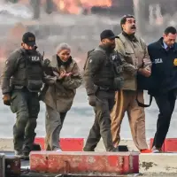 Nicolás Maduro y Cilia Flores cuando fueron llevados por la DEA al llegar a Estados Unidos tras el movimiento de Estados Unidos en Caracas a principio de año. 