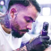 Baena ha desarrollado un estilo propio que mezcla el estilo neotradicional, el realismo y el surrealismo. Sus tatuajes los hace en el estudio Black Dagger, en la avenida Las Palmas. FOTO CORTESÍA