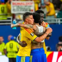 El futbolista colombiano Dávinson Sánchez fue una de las figuras del partido contra los lusos. En la foto se abraza con James Rodríguez y Daniel Muñoz. Foto: Juan Antonio Sánchez