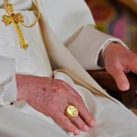 Este fue el anillo que lució Benedicto XVI durante su pontificado. Lo conservó en su retiro. Foto: Getty.