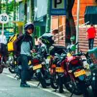 DiDi habilitó hasta dos viajes diarios a $0 para facilitar el traslado de donaciones hacia los puntos oficiales de recepción en Medellín, Uber Ofrece trayectos gratuitos por valor inferior a 22.000 cada uno e InDrive dará incentivos a conductores.. FOTO JULIO HERRERA