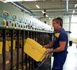 La central de correos del aeropuerto de Roma, Italia, adonde llegan correos de todo el mundo para el papa León XIV. FOTO: AGENCIA AFP.