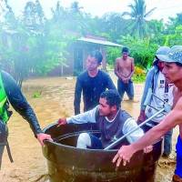 Las comunidades han tenido que rescatar a los damnificados en baldes y hasta en balsas improvisadas. FOTO Cortesía