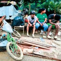 Los aguaceros en La Iguaná dejaron 187 familias damnificadas, las cuales este domingo todavía sacaban lodo, piedras y escombros de sus viviendas inundadas. FOTO MANUEL SALDARRIAGA