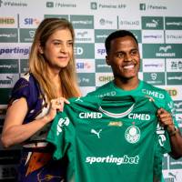La presidenta de Palmeiras, Leila Pereira, con Jhon Arias en la presentación del colombiano con su nuevo club. FOTO TOMADA @Palmeiras
