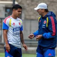 Néstor Lorenzo, entrenador de Colombia habla con El Cucho Hernández. FOTO: JUAN ANTONIO SÁNCHEZ