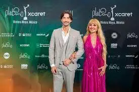 Carlos Torres y Cayetana Guillén son los presentadores de la gala central. FOTO: Premios Platino.
