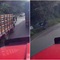 Momento en el que el motociclista fue arrinconado y resultó volando por los aires. FOTO: Cortesía Denuncias Antioquia