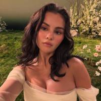 Selena Gomez, cofundadora de Wondermind, enfrenta una demanda presentada por cinco inversores que alegan haber sido engañados sobre la situación y las proyecciones de la startup de salud mental. FOTO: @selenagomez.