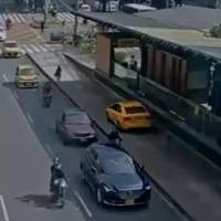 El taxista invadió el carril exclusivo del Metroplús para tratar de burlar la acción del Tránsito, pero fue interceptado por la Policía. FOTO: TOMADA DE VIDEO
