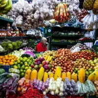 No obstante, en medio del panorama adverso, la inflación de alimentos se desaceleró por primera vez en el año. En mayo registró una variación mensual de -0,03%, gracias a una mayor oferta de productos perecederos como tomate, plátano, hortalizas, naranjas y yuca bajaron de precio tras meses de presión por la ola invernal. FOTO: El Colombiano.