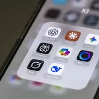 Si bien la mayoría de los usuarios opta por una sola plataforma de IA para uso personal o laboral, entre opciones como ChatGPT, Gemini, Claude, Perplexity, Copilot y Midjourney, el costo puede oscilar entre $30.833 y $990.000 al mes. FOTO: AFP.