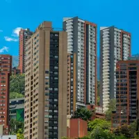El Valle de Aburrá suma 33.190 negocios de propiedad raíz en 2026. La Feria de la Vivienda llega con 427 proyectos y un debate abierto sobre el POT. FOTO: El Colombiano.